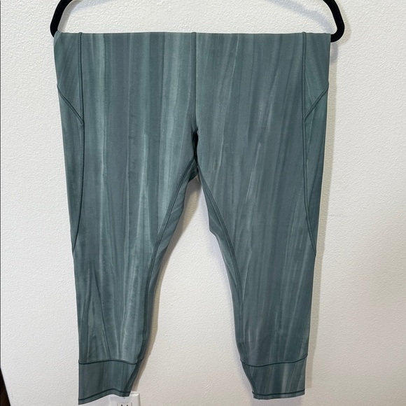 lululemon athletica In Movement Tight 25” in Linear Spray Dye White Deep Ocean - Picture 5 of 8